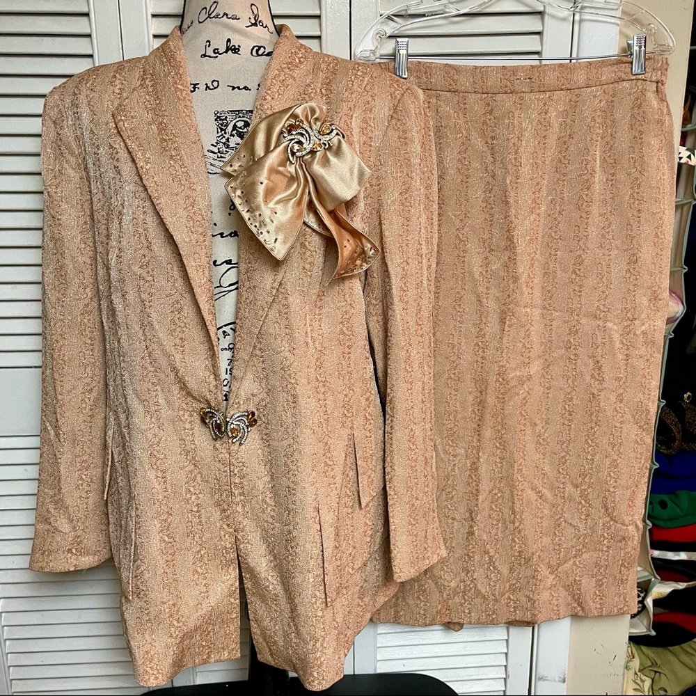 Carissmo plus size skirt suit